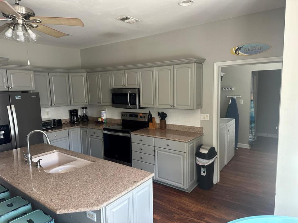 Blast at the Beach - Golf Cart Available to Rent! Pet Friendly! Country House in Destin