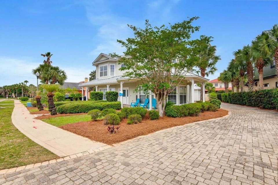Beach Blast! Pet Friendly! Golf Cart Rental! Country House in Destin