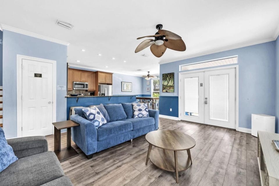 Skip's Corner Pet friendly Beach trolley Country House in Destin