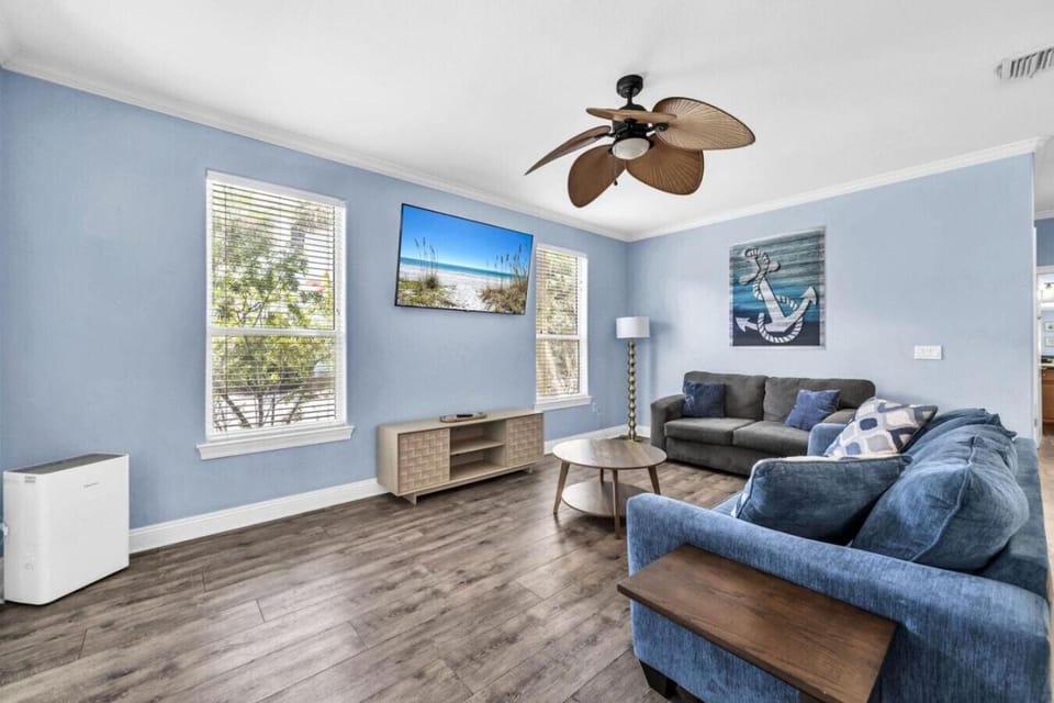 Skip's Corner Pet friendly Beach trolley Country House in Destin