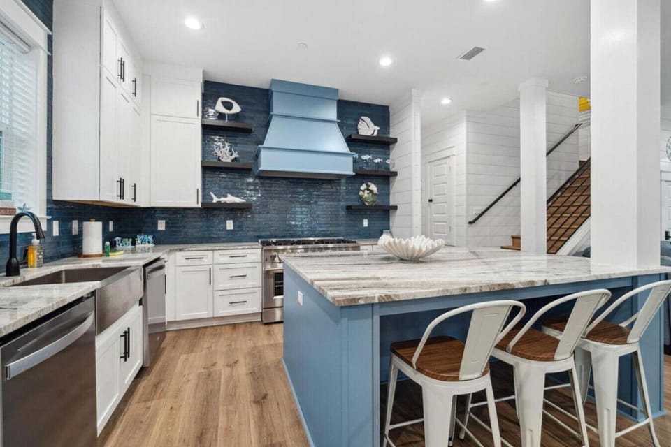 Skyline Rooftop Deck! Golf Cart Rental Available! Country House in Destin
