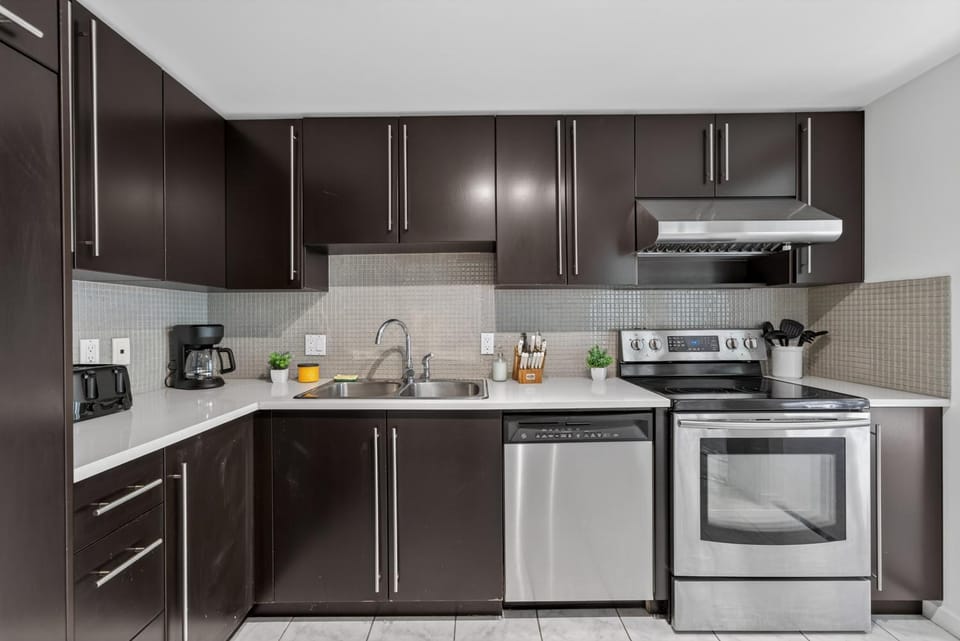 Luxury 3BR in Downtown Vancouver Steps to Burrard and Robson Apartment in Vancouver