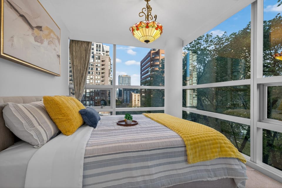 Luxury 3BR in Downtown Vancouver Steps to Burrard and Robson Apartment in Vancouver