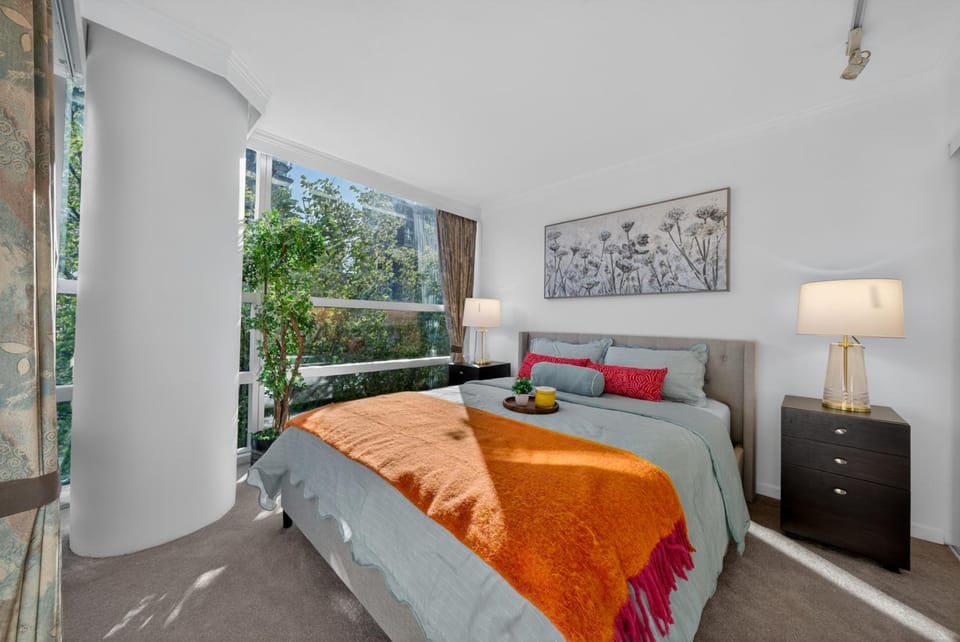 Luxury 3BR in Downtown Vancouver Steps to Burrard and Robson Apartment in Vancouver
