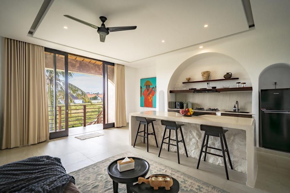 Kitchen or kitchenette, Living room, Seating area, Dining area