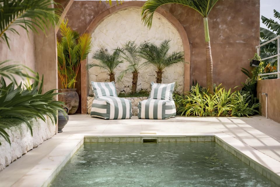 Pool view, Swimming pool, sunbed