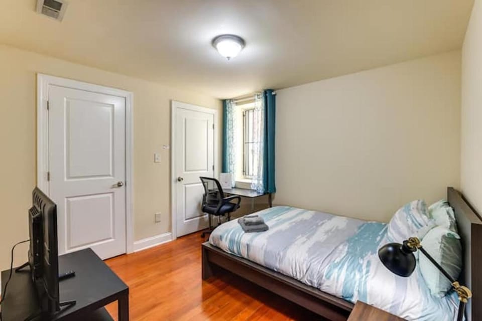 3 Sleek Private Double Room - WiFi - TV - Parking - Shared Kitchen & Bath Vacation rental in Philadelphia
