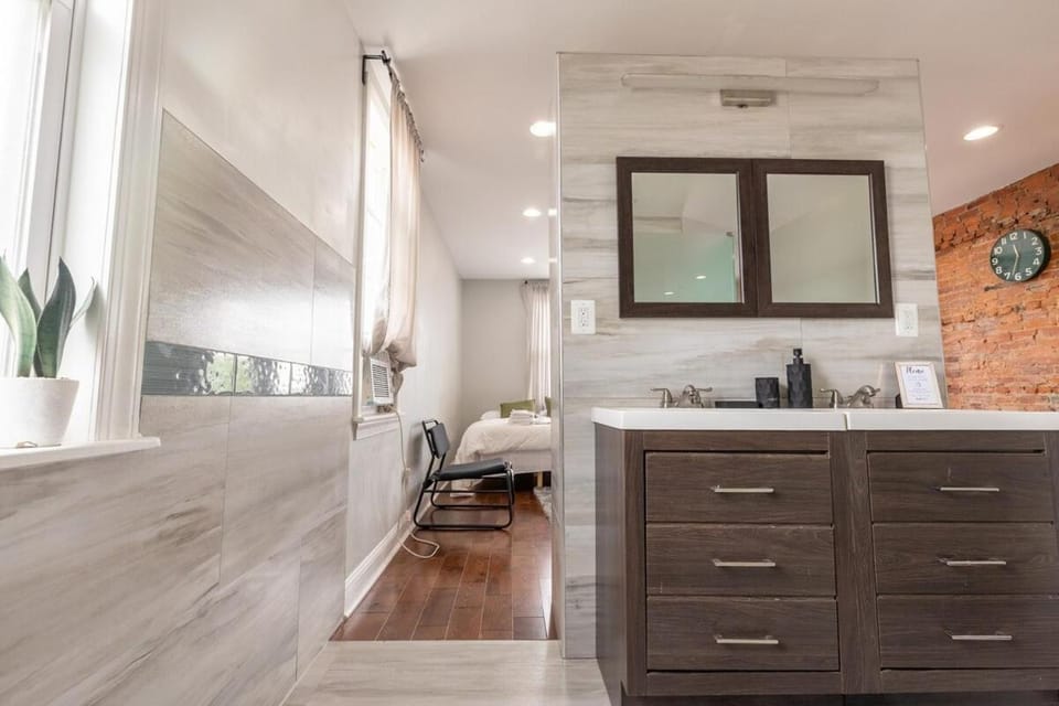 Luxury Home sleeps 10, 10 min train to Center City Philadelphia House in Philadelphia
