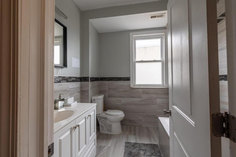 Luxury Home sleeps 10, 10 min train to Center City Philadelphia House in Philadelphia