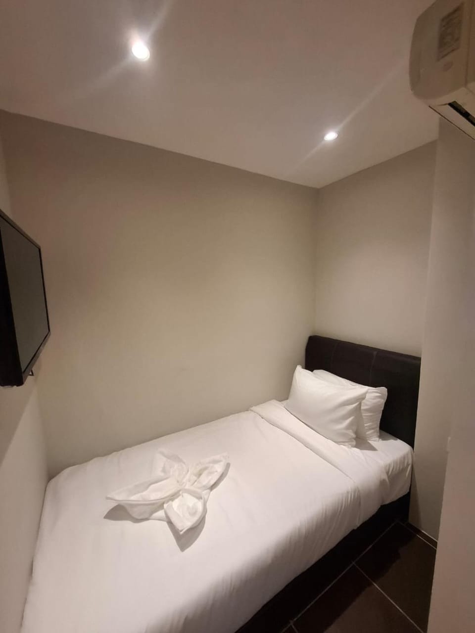 Swing and Pillows - Damansara Perdana Hotel in Petaling Jaya