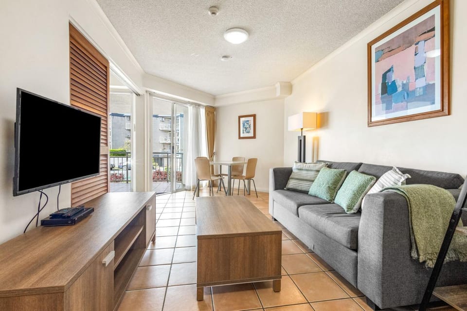 Leisure-centric living - Alexandra Headland Apartment in Sunshine Coast