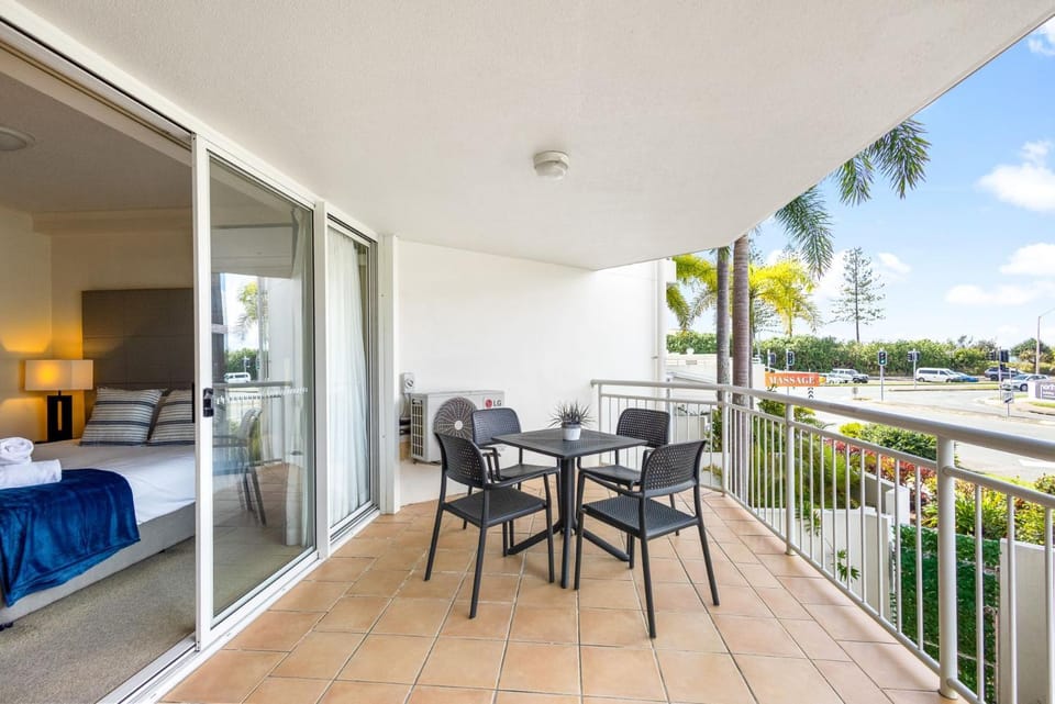 Leisure-centric living - Alexandra Headland Apartment in Sunshine Coast