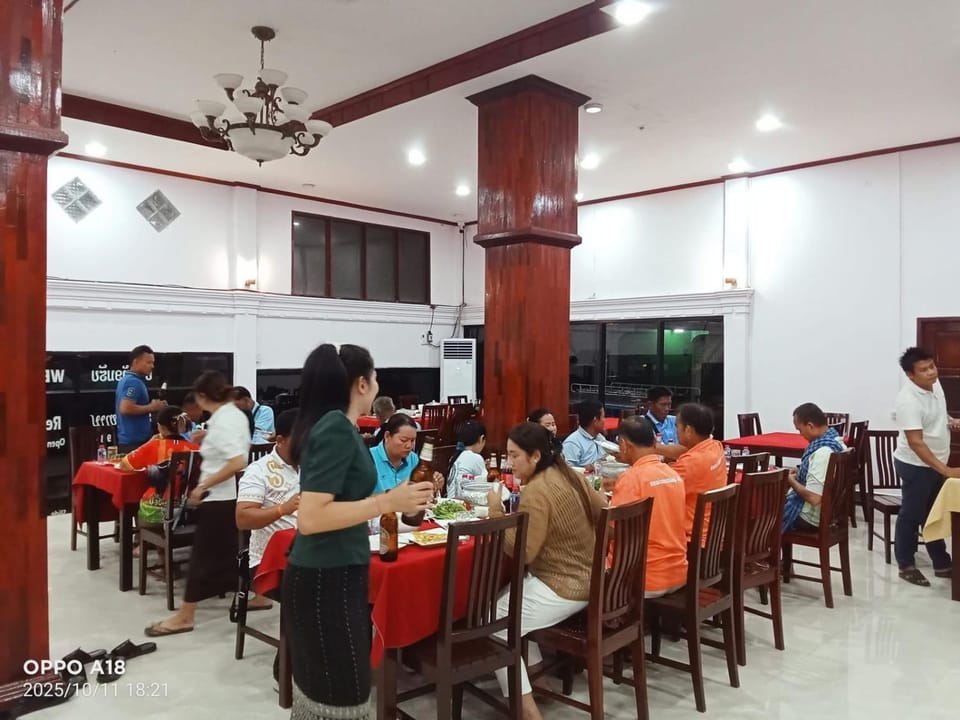 Restaurant/places to eat, People, Banquet/Function facilities, group of guests