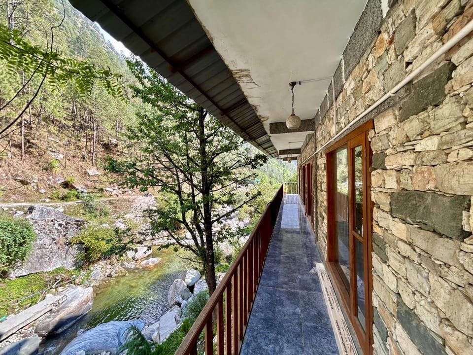 Tirthan river and wildlife cottage Bed and Breakfast in Himachal Pradesh