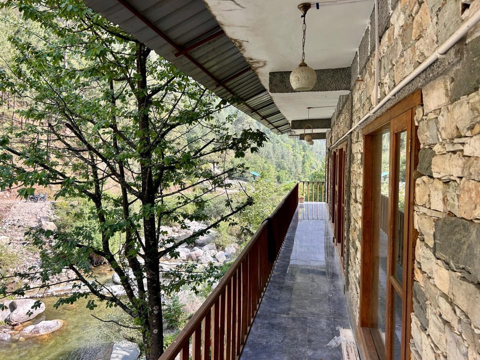 Tirthan river and wildlife cottage Bed and Breakfast in Himachal Pradesh