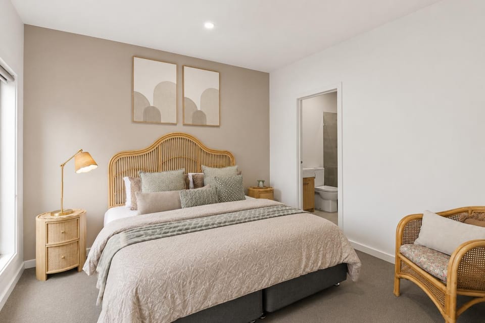 Bed, Bathroom, Decorative detail, Seating area, Bedroom