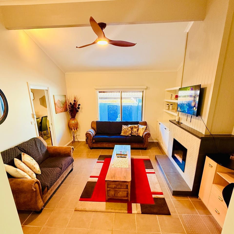 A Striking Contemporary Home in the Heart of Dubbo 5mins drive to DUBBO ZOO & 4mins to DUBBO GOLF CLUB & 9mins to DUBBO AIRPORT House in Dubbo