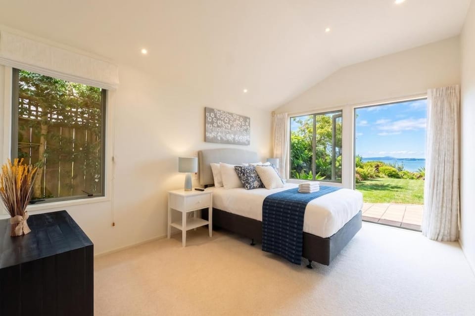 Seaview 3-Bedroom Home in Bucklands Beach House in Auckland