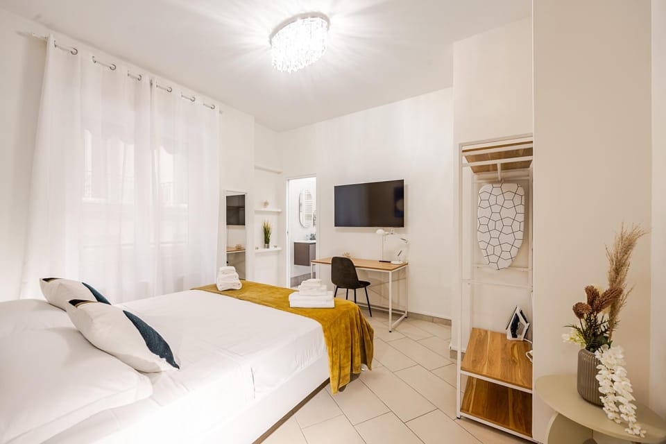 Bed, TV and multimedia, Bedroom