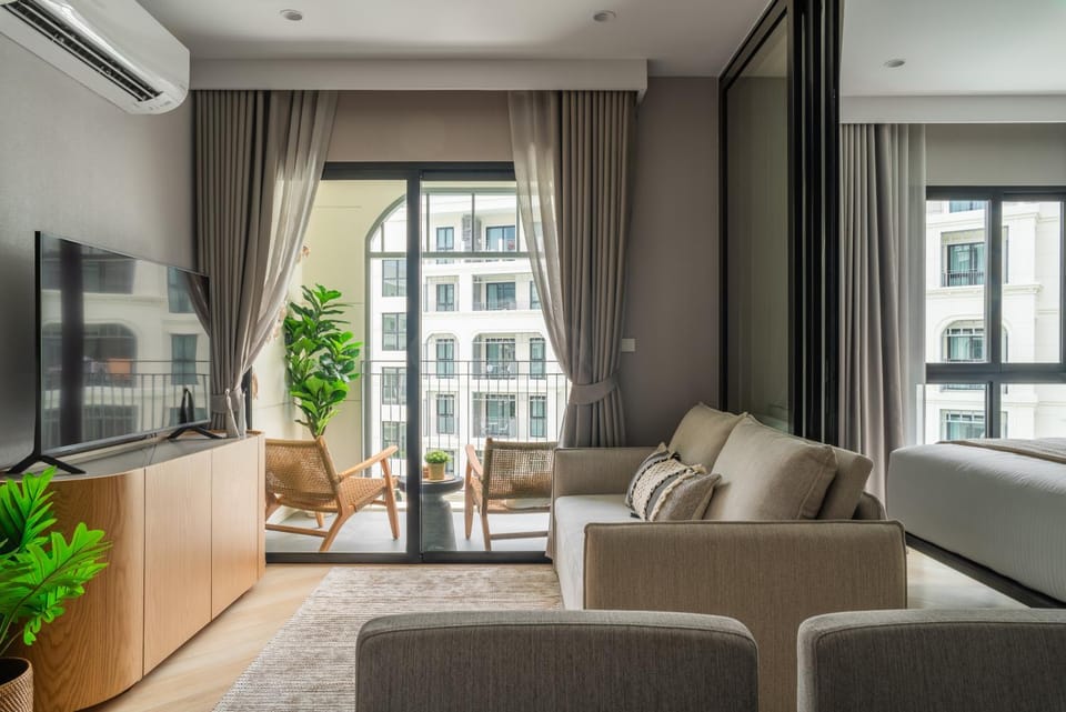 TV and multimedia, Living room, Seating area, air conditioner