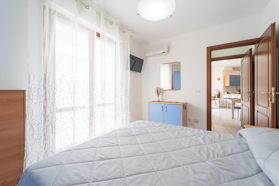 Living room, Photo of the whole room, Bedroom, kitchen, air conditioner