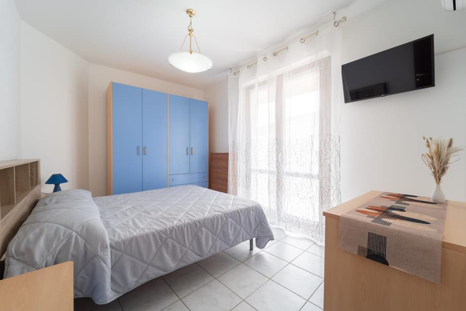Bed, TV and multimedia, Photo of the whole room, Bedroom, wardrobe