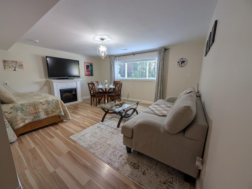 TV and multimedia, Living room, Seating area, Evening entertainment