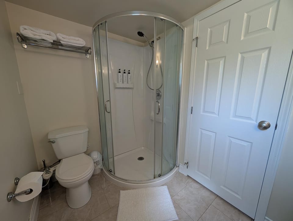 Luxurious, private bright suite Apartment in Surrey