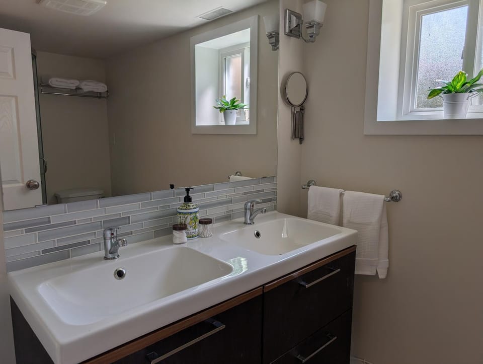 Luxurious, private bright suite Apartment in Surrey