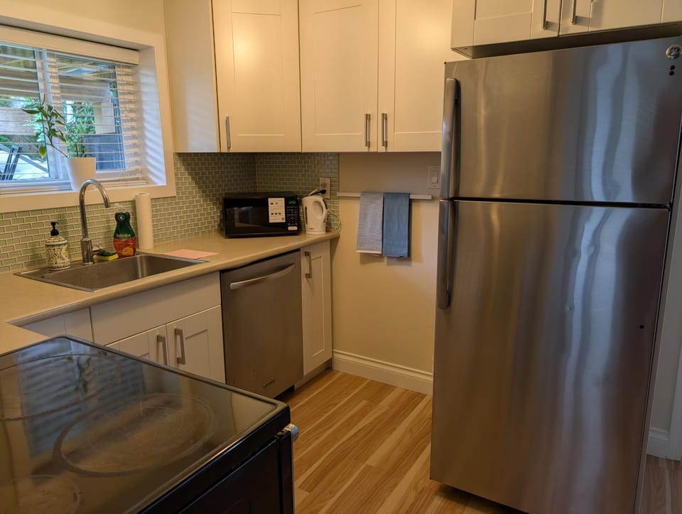 Luxurious, private bright suite Apartment in Surrey