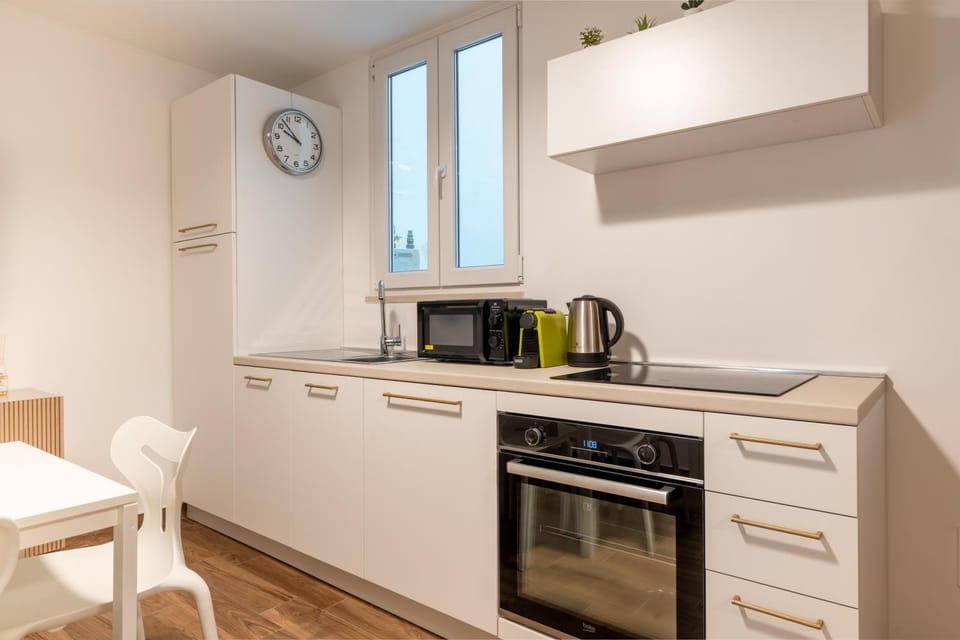 Coffee/tea facilities, Kitchen or kitchenette, Dining area, oven, stove, washing machine