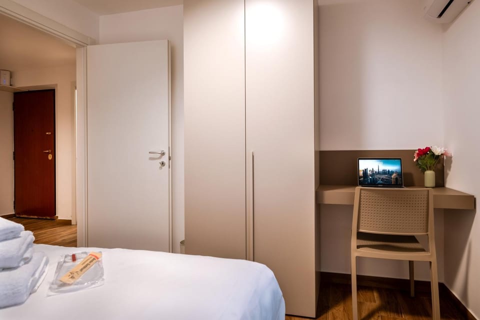Bed, TV and multimedia, Photo of the whole room, Bedroom, towels, wardrobe