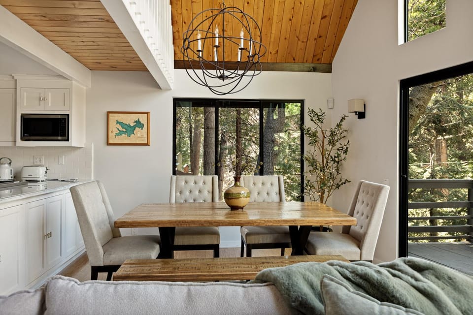The Arrowhead Pearl House in Lake Arrowhead
