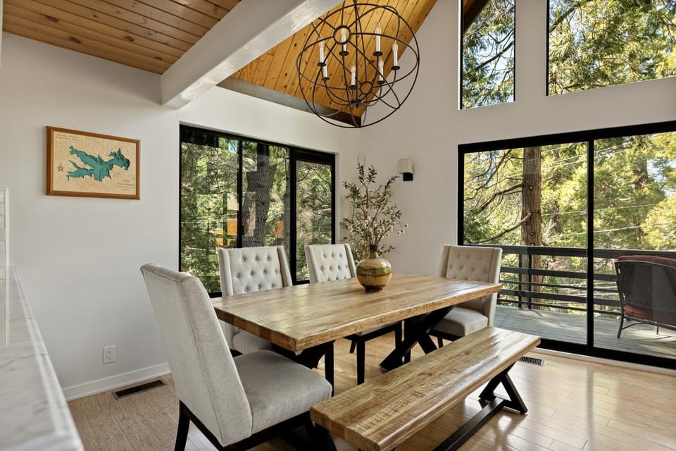 The Arrowhead Pearl House in Lake Arrowhead