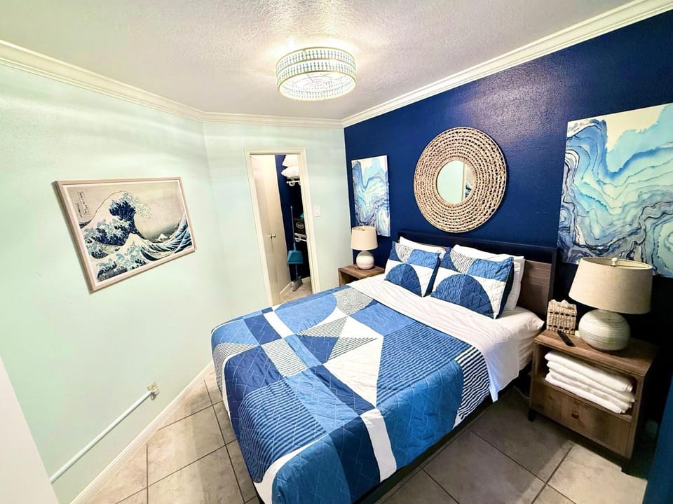 Bed, Photo of the whole room, Decorative detail, Seating area, Bedroom
