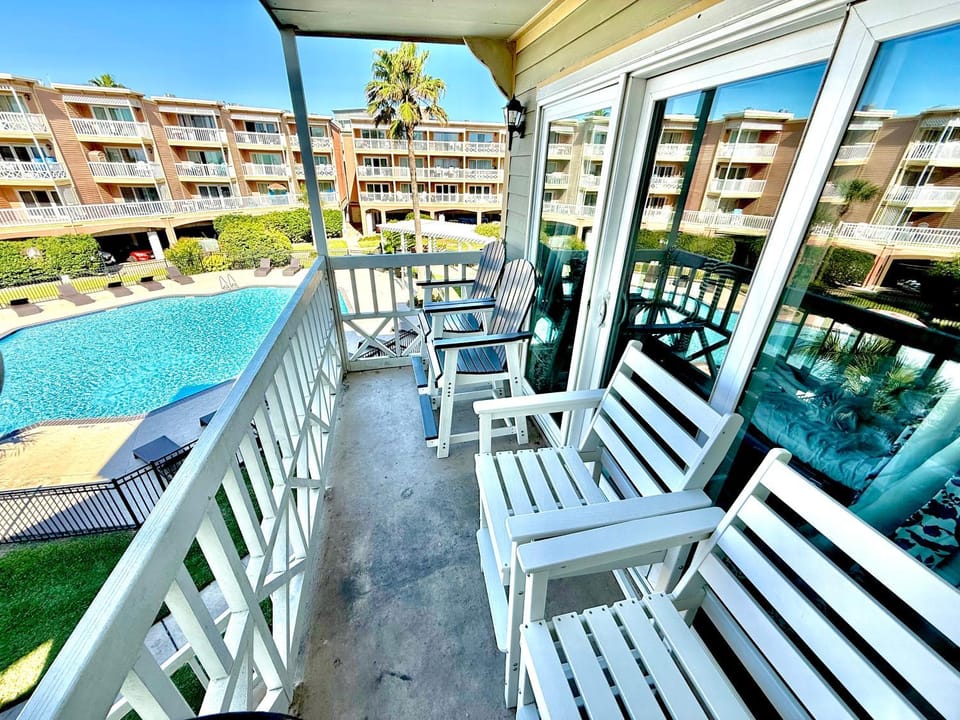 View (from property/room), Balcony/Terrace, Swimming pool