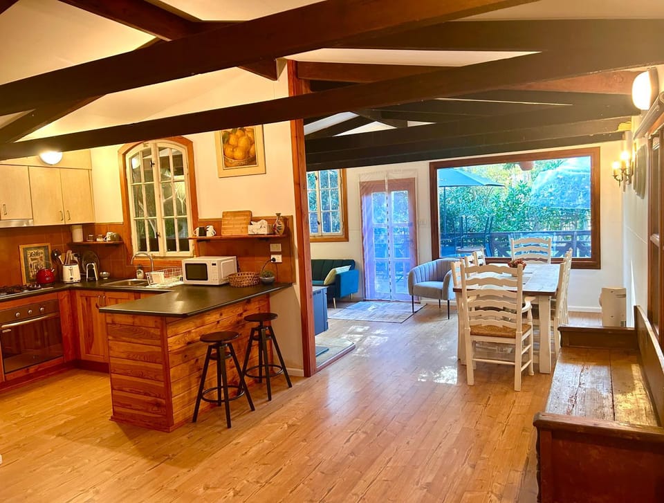 Kitchen or kitchenette, Seating area, Dining area, oven, stove