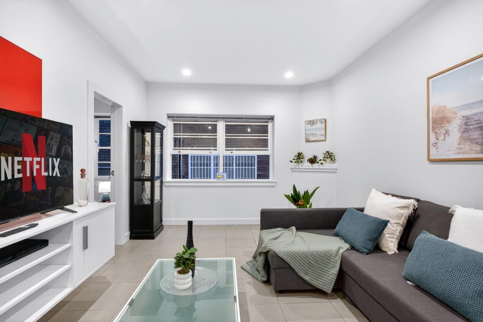 Communal lounge/ TV room, TV and multimedia, Living room, Seating area, Evening entertainment