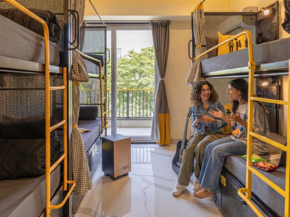 Bed, Bedroom, group of guests