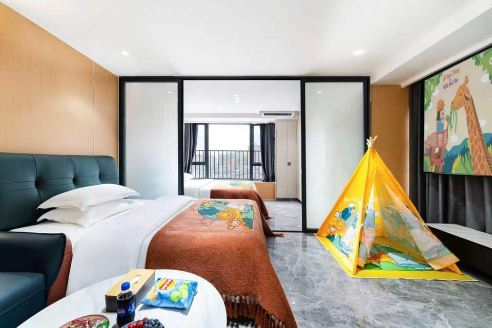 Bed, TV and multimedia, Photo of the whole room, Seating area, Bedroom