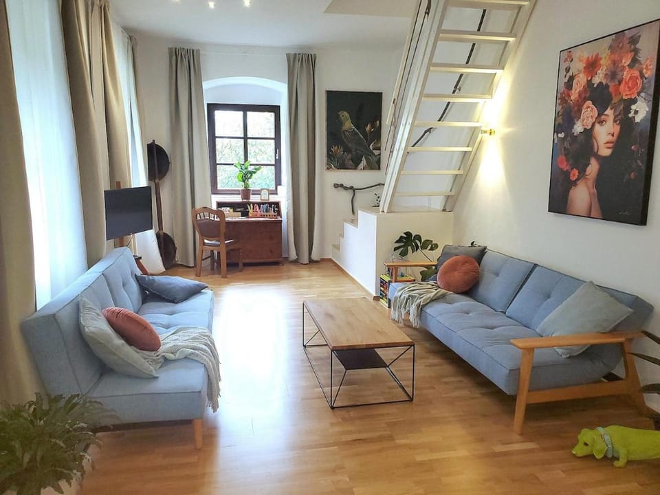 Außergewöhnliche familien- und hundefreundliche Maisonette-Wohnung im historischen Jagdschlössl - KEINE MONTEURE Apartment in Bavaria