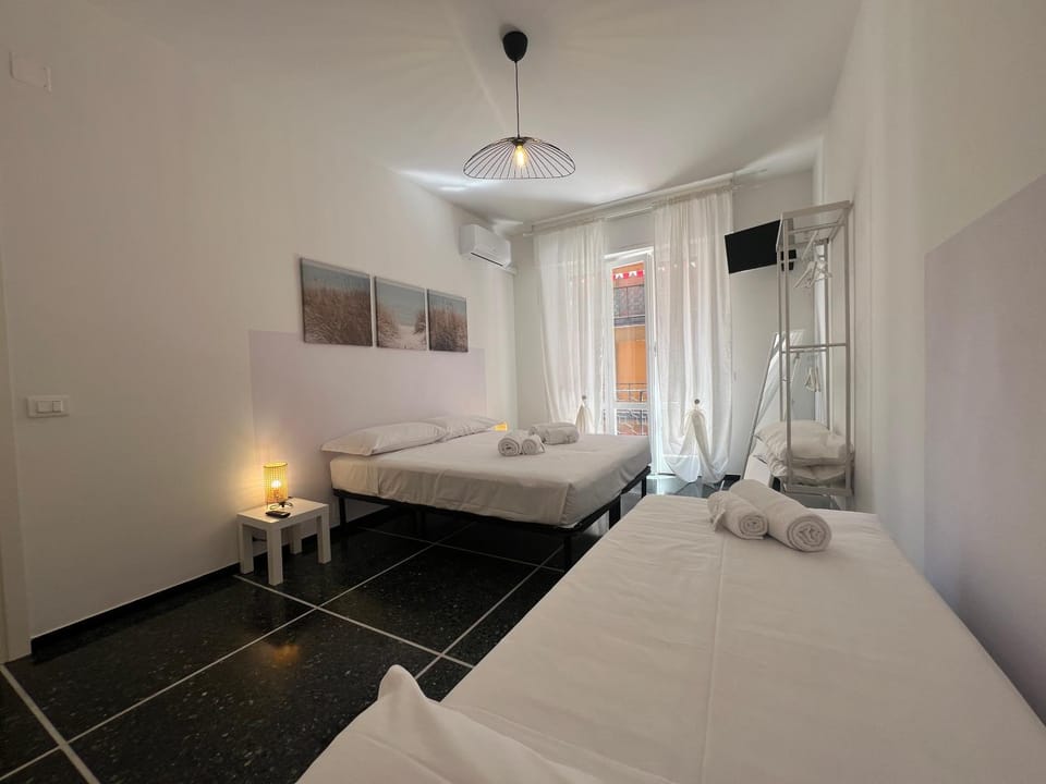 Bed, TV and multimedia, Photo of the whole room, Bedroom, towels