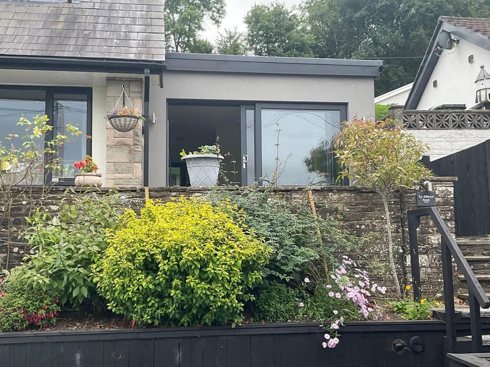 Self-Contained Studio Annex Apartment in Llanfoist Fawr