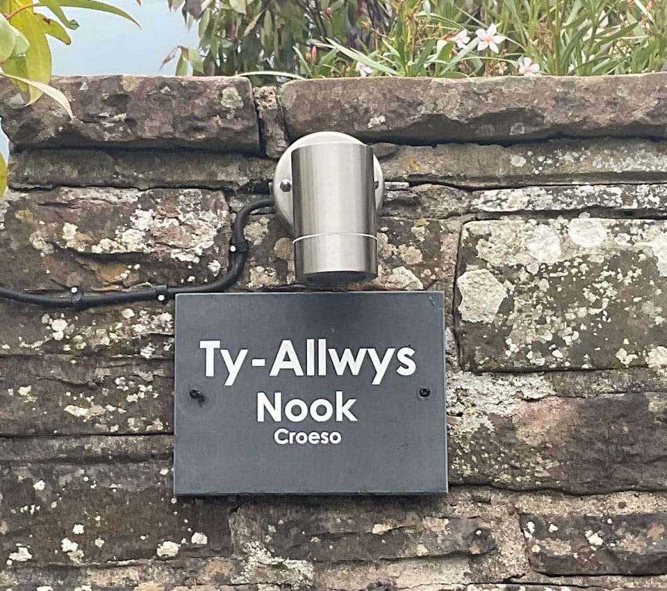 Self-Contained Studio Annex Apartment in Llanfoist Fawr