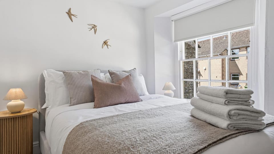 Bed, Bedroom, towels