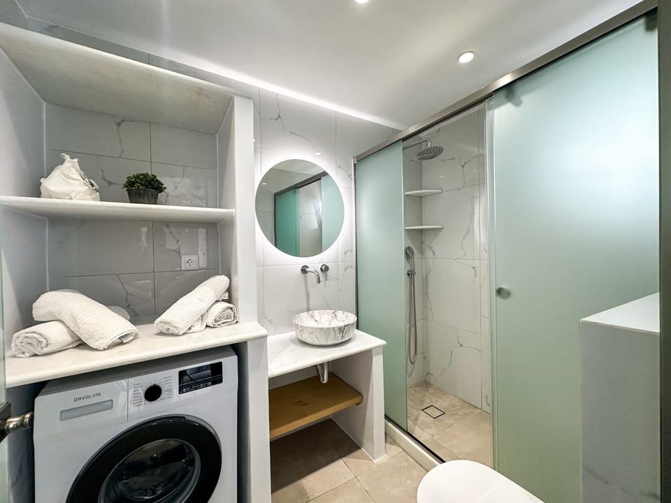 Bathroom, washing machine