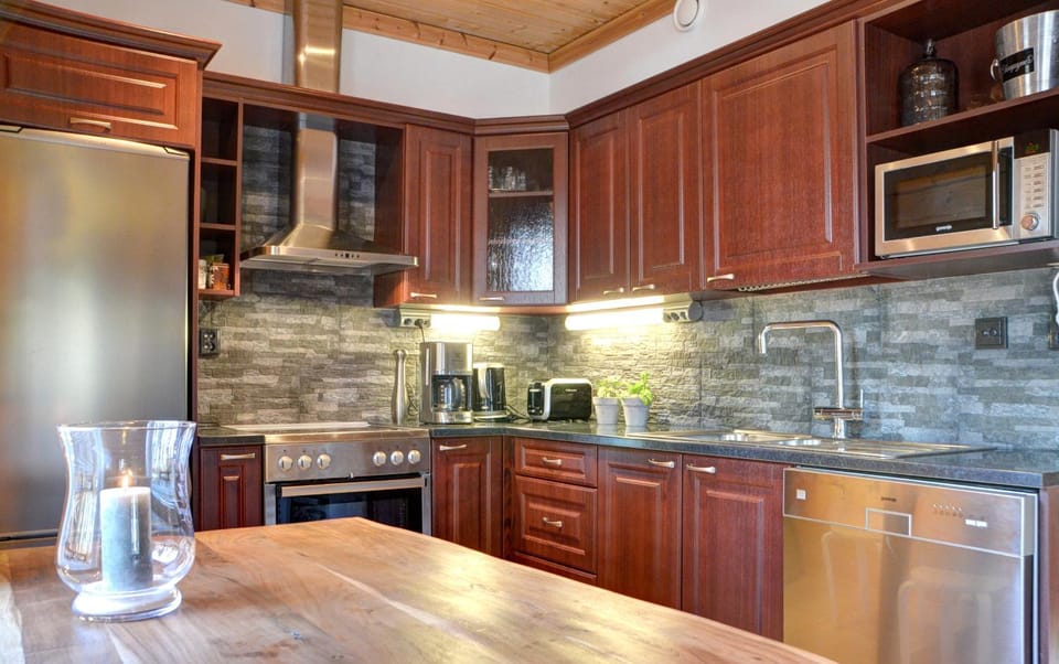 Coffee/tea facilities, Kitchen or kitchenette, dishwasher, oven, toaster