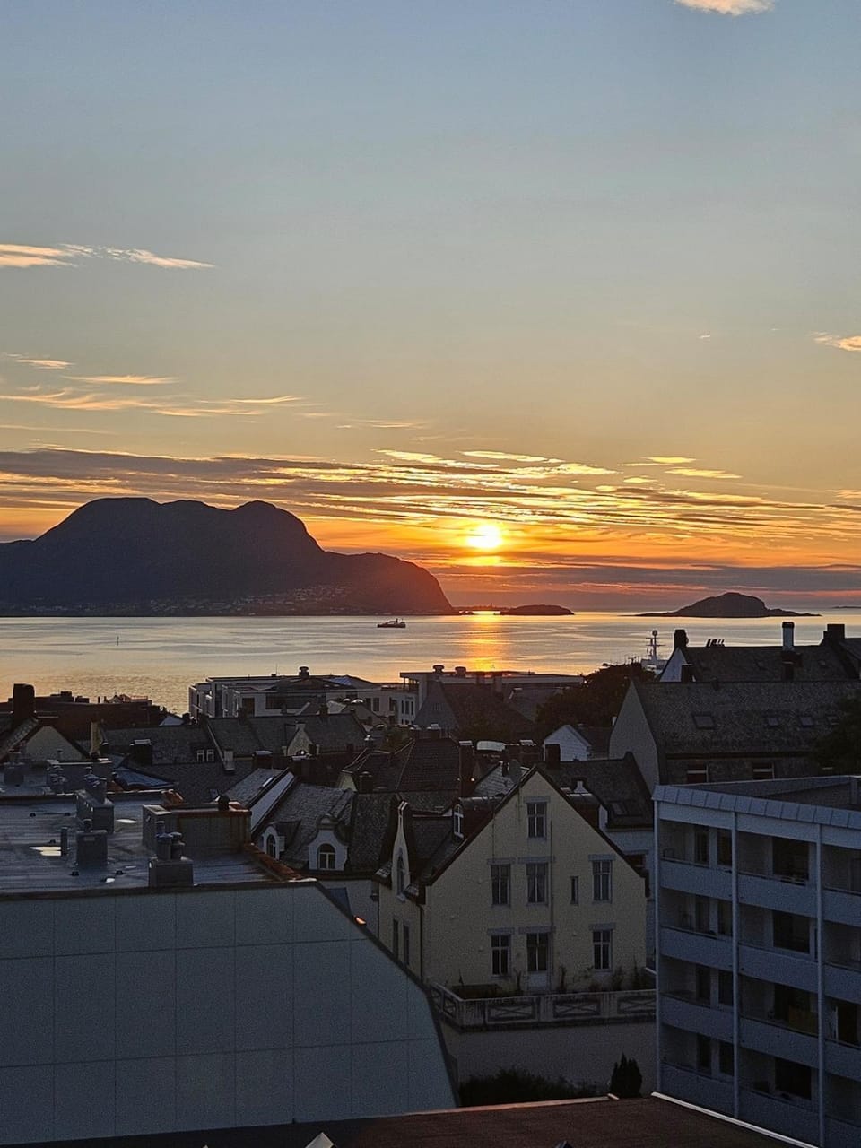 Natural landscape, View (from property/room), Balcony/Terrace, City view, Sea view, Sunset