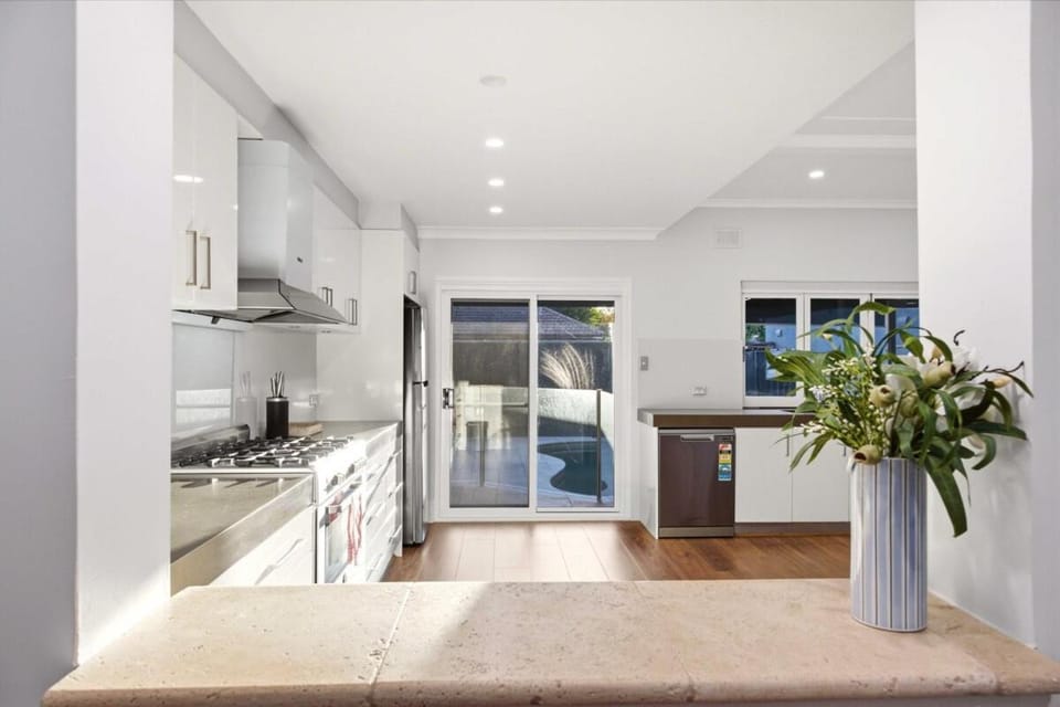 Mascot 4BR with Private Pool close to Airport House in Mascot