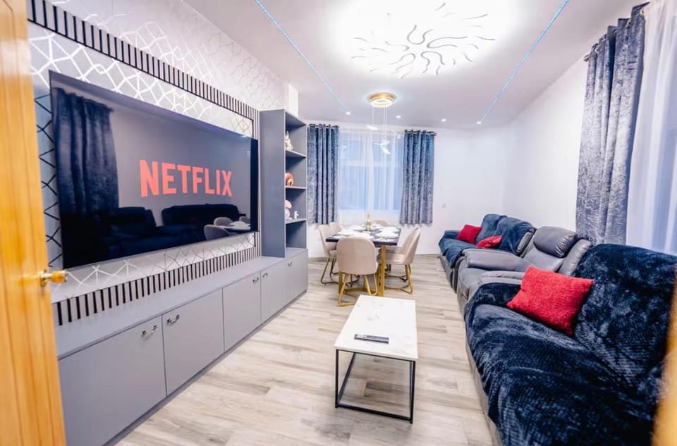 New and Central, 5 Bedroom, 11 Proper Beds, Free Parking & Wifi House in Cardiff